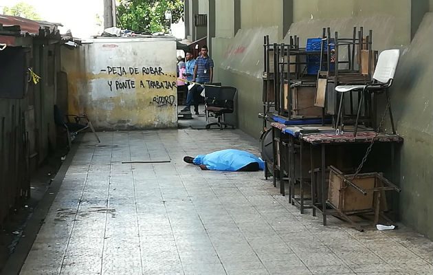 Cuerpo sin vida en el Mercadito de Calidonia. 