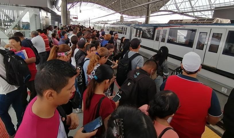 Los usuarios fueron desalojados de las estaciones de la Línea 1 del Metro de Panamá, por la suspensión del servicio.