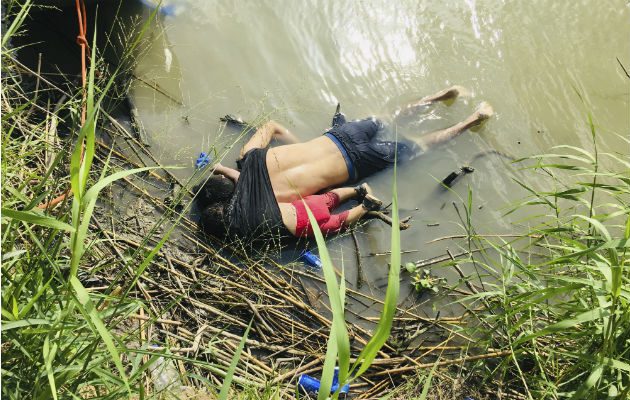 Dolorosa escena de padre e hija en la orilla del río Bravo. Foto: AP.
