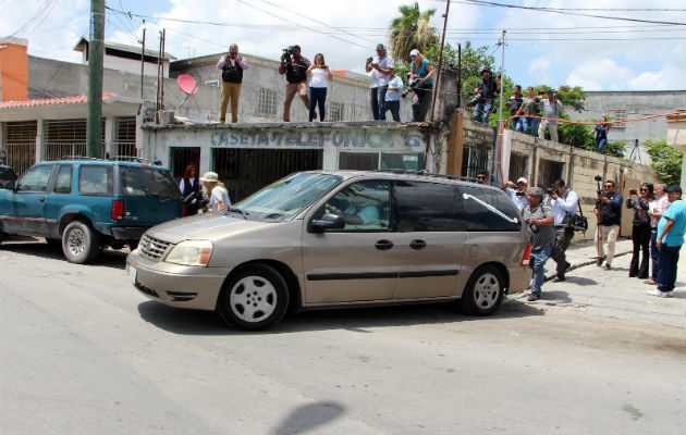 Vista de la carroza fúnebre que traslada los cuerpos de los migrantes salvadoreños Óscar Martínez y su hija Valeria en la ciudad de Matamoros. Foto: EFE. 