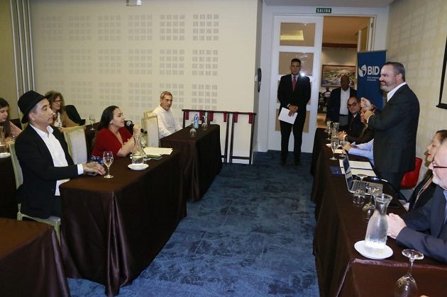 Gabriel González, viceministro de Cultura  firmó el memorando que crea la comisión.