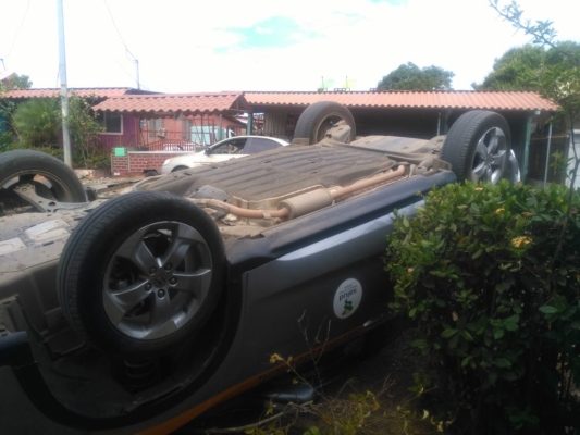 Al momento del accidente un adulto mayor se encontraba sentado en el portal de la casa. Foto/Thays Domínguez