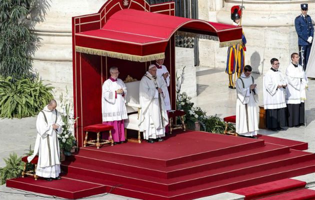 Momento en que el papa Francisco realiza la ceremonia de canonización de monseñor Romero. 