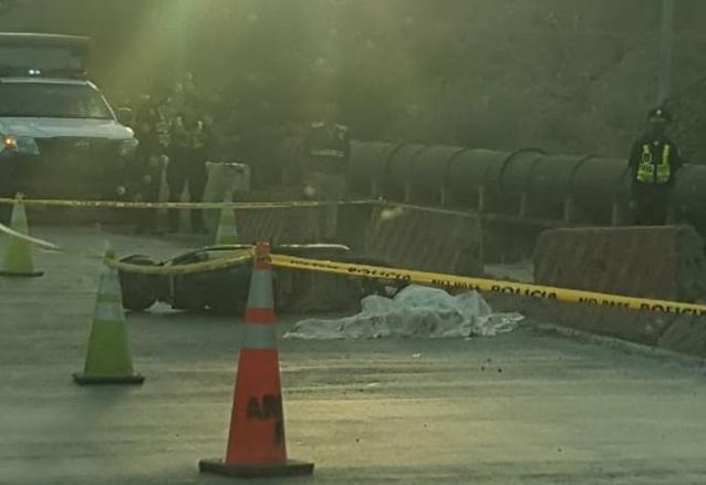 El motorizado perdió la vida tras accidentarse en el Corredor de Los Pobres. Foto @TraficoCPanama 