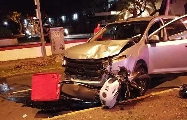 La motocicleta que conducía el venezolano quedó atrapada debajo del automóvil que la colisionó. 