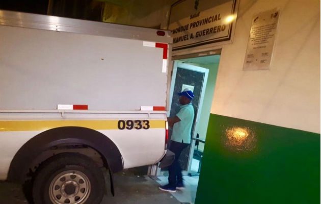 Ruedas, quién recibió una herida con arma blanca en el área del tórax, fue llevado a la sala de urgencias de la policlínica de Sabanitas en un vehículos de la Policía Nacional donde murió.
