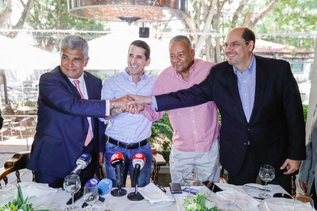 José Raúl Mulino junto a Rómulo Roux.