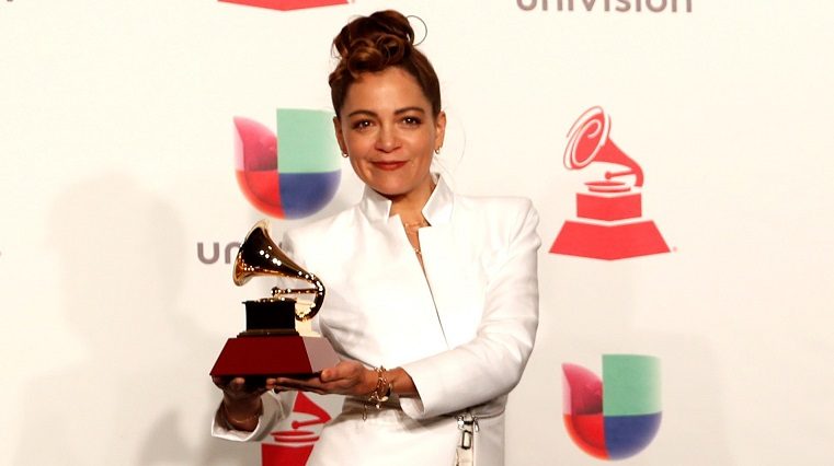 Natalia Lafourcade fue captada con un gesto de pocos amigos. EFE