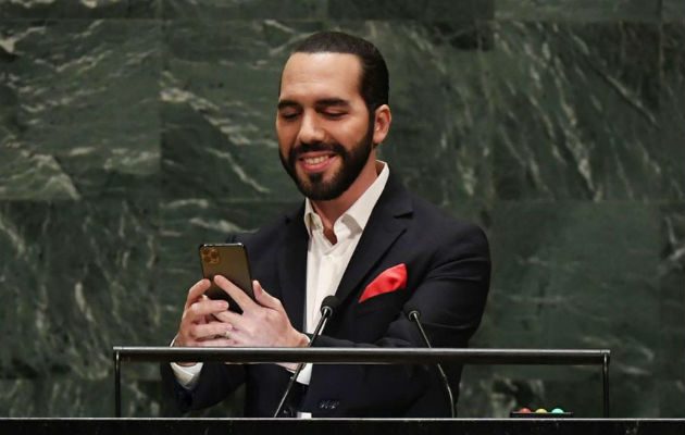 Nayid Bukele se tomó el selfie en la ONU con un iPhone 11 Pro. Foto: EFE.