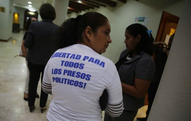 Una opositora luce una camiseta dedicada a los "presos políticos" tras una reunión de la OEA en El Salvador. Foto: EFE.