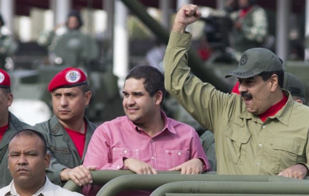 Nicolas Maduro Jr., centro, acompaña a su padre, Nicolás Maduro en una parada militar en Caracas, el 13 de abril de 2018. Foto: AP.