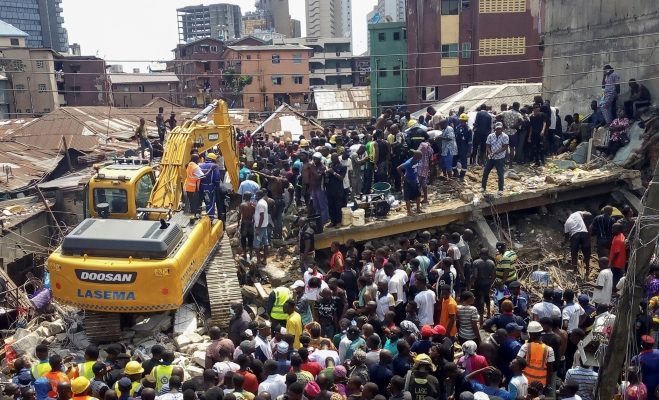Los servicios de emergencia y la gente local excavan en el lugar después del colapso de un edificio escolar en un vecindario densamente poblado de Lagos, Nigeria. FOTO/AP