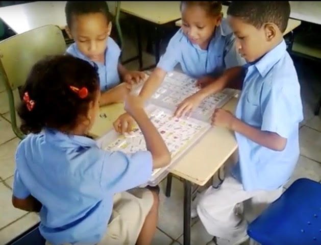 Niños de las escuelas públicas de República Dominicana, juegan para aprender. Los aprendizajes tradicionales tales como la lectoescritura y la matemática básica, se perfeccionados con habilidades de colaboración, resolución de problemas y creatividad La clase se convierte en una laboratorio de experiencias que se comparten de manera agradable. Foto: Cortesía.