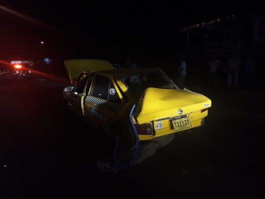 A la altura de la plaza comercial Xtra, se dio otro accidente de tránsito, resultando lesionado el conductor de un taxi. Foto/Eric Montenegro