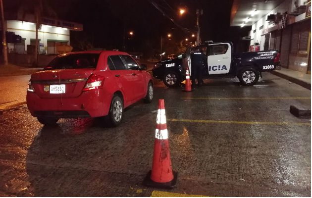 Los empleados de la gasolinera informaron a la Policía Nacional (PN) que los delincuentes viajaban en un auto sedán, color rojo; el cual fue ubicado posteriormente durante un operativo policial.