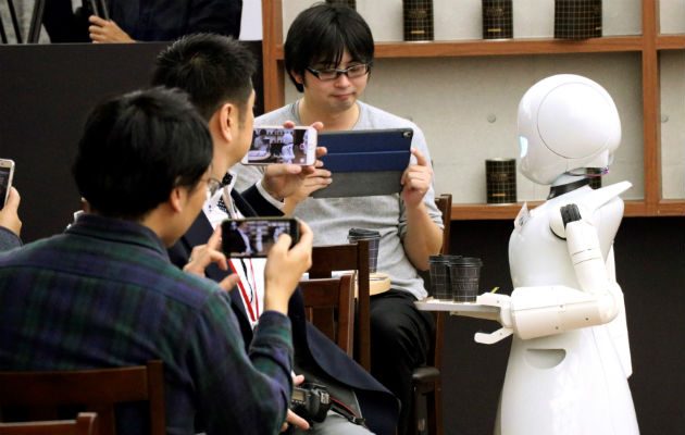 OriHime-D, el robot camarero. Foto/EFE