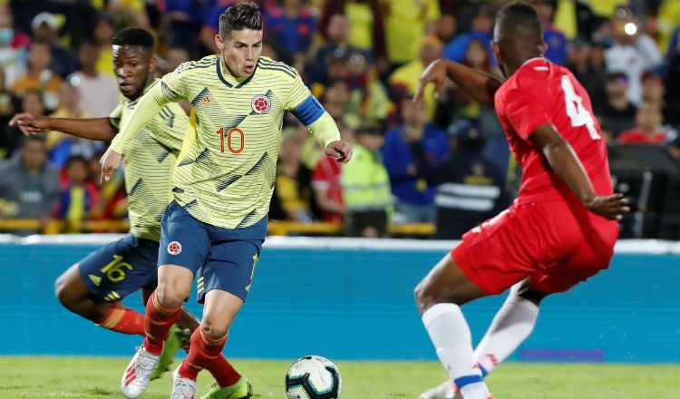 James Rodríguez  de Colombia disputa el balón contra Fidel Escobar (der.) de Panamá. Foto:EFE