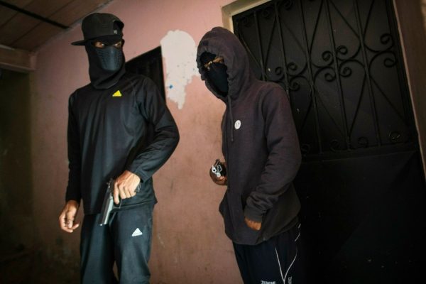 El temido pandillero “El Negrito”  lidera a un grupo de mercenarios llamados los Crazy Boys, una pandilla que forma parte de una intrincada red criminal en Petare, una de las barriadas más grandes y temidas de Latinoamérica. FOTO/AP
