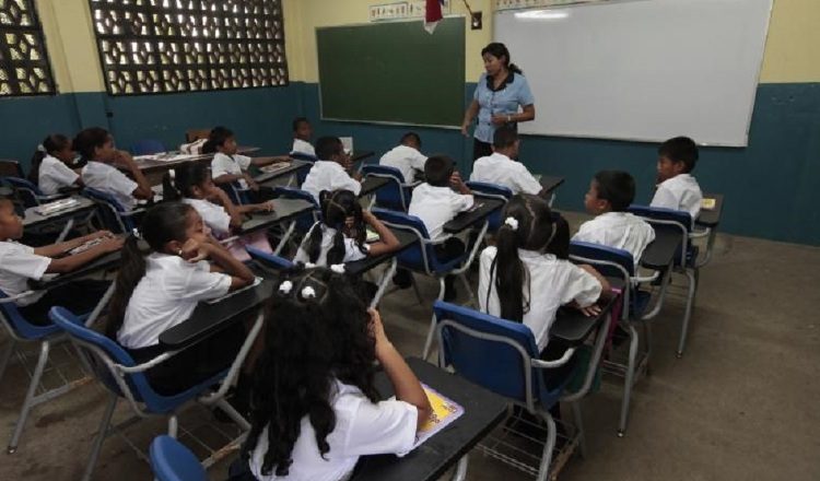 Para el ministro de Educación este programa ha crecido "a pasos agigantados", dejando "resultados positivos" en los cuatro años que lleva el Gobierno. Foto: Panamá América