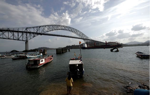 Un buque transita en la entrada pacífica del Canal de Panamá. Foto: EFE.