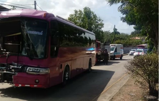 Uno de los buses era "diablo rojo" y el otro de la ruta La Chorrera. Foto: Eric A. Montenegro.