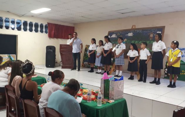 En el distrito de La Chorrera la Junta de Festejos y Efemérides Patrias, presidida por el profesor Manuel Douglas, ha incorporado la realización de un desfile folclórico, en el cual participan diversos grupos con bailes propios de cada provincia del país.