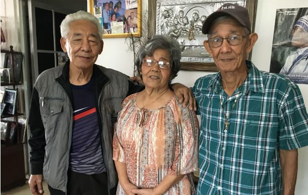 Los hermanos Francisco, Carmen y Jorge Nagakane.
