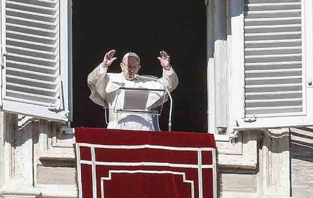 "Tenemos que aprender de las madres que el heroísmo se manifiesta en la entrega de uno mismo, la fortaleza en la compasión, la sabiduría en la mansedumbre", dijo el papa. FOTO/AP