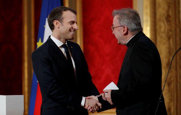 Según el vespertino "Le Monde", los hechos sucedieron durante la tradicional recepción del año nuevo al cuerpo diplomático ofrecida por la alcaldesa, Anne Hidalgo.