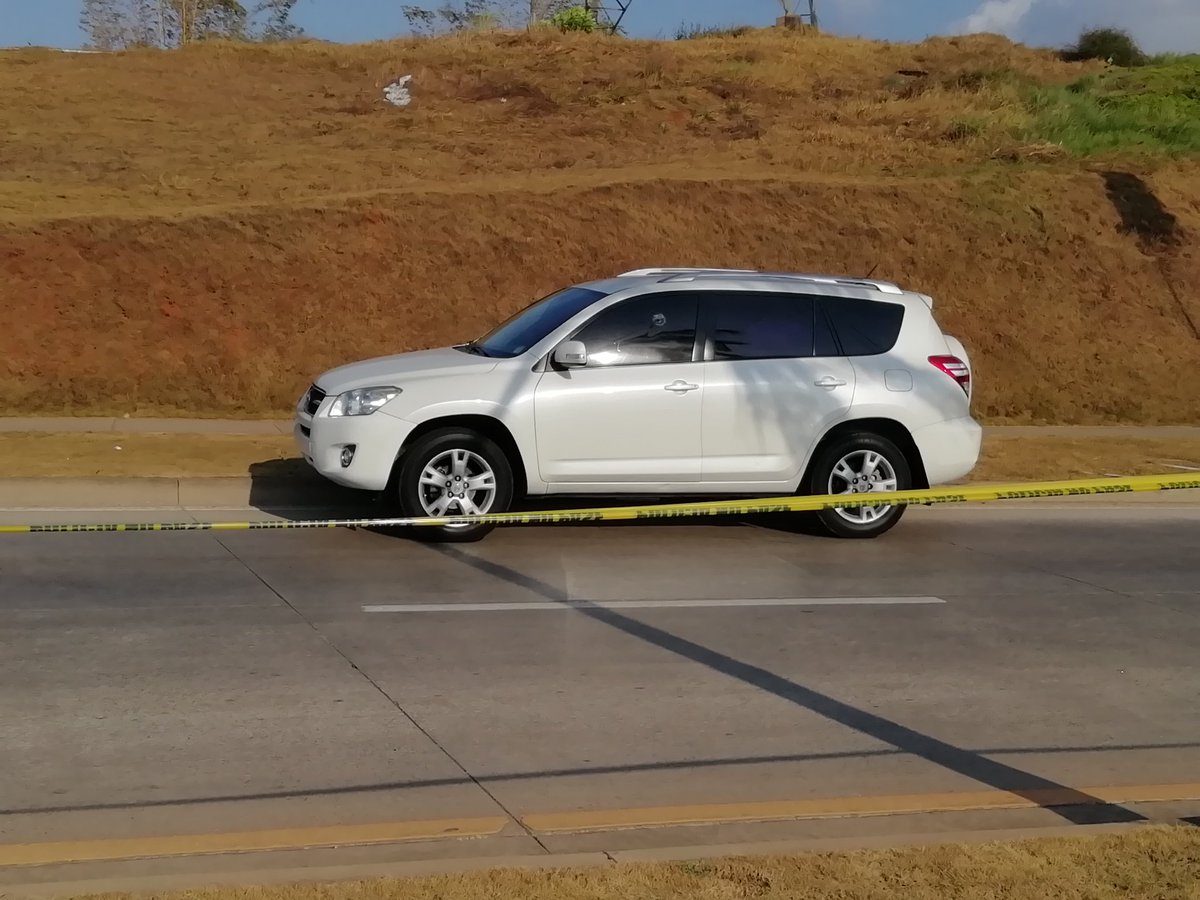 El vidrio del automóvil, en el lado del conductor, mantiene un orifico de bala. Foto: Óscar Sánchez