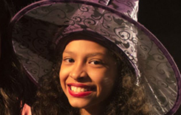 Paula Marín. Actúa (como la alfombra), en la obra infantil "Aladino", en cartelera los sábados y domingos de marzo  en Teatro ABA. Foto: Archivo.