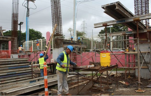 Paso Elevado Peatonal sobre la vía Universidad Tecnológica.