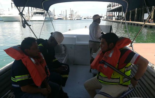 Funcionarios de MiAMbiente en Isla Flamenco. Foto: Cortesía.