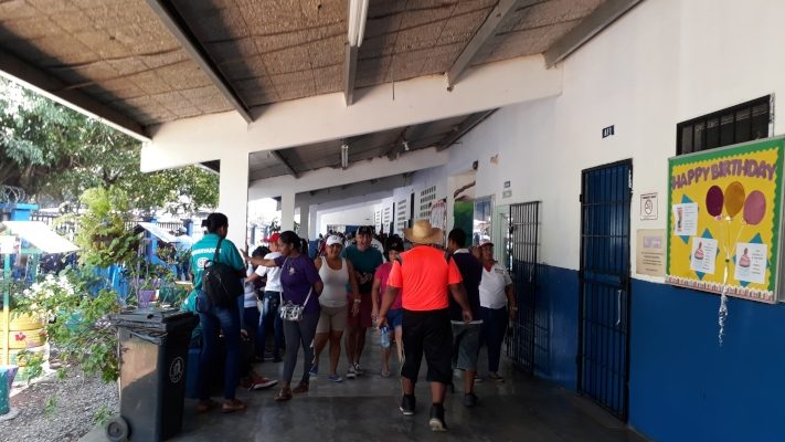 En el área de Pedregal los ciudadanos madrugaron para emitir el voto. Foto/José Vásquez
