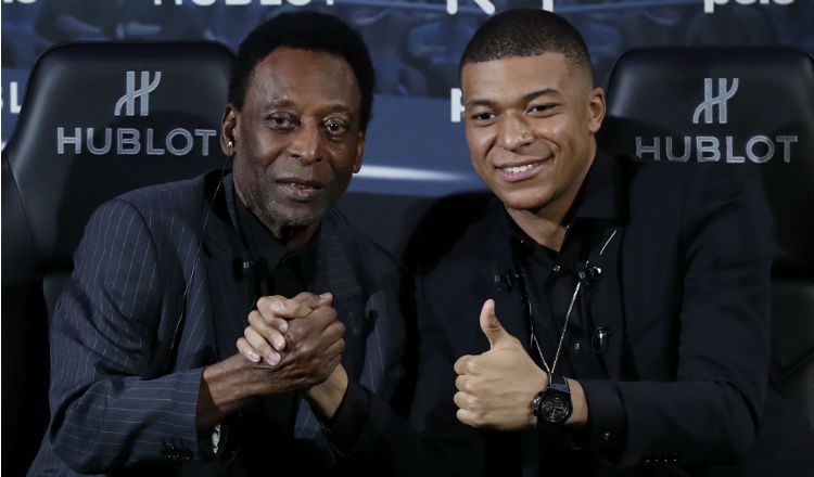   Pelé estuvo con Kylian Mbappé del Paris Saint Germain. Foto:AP