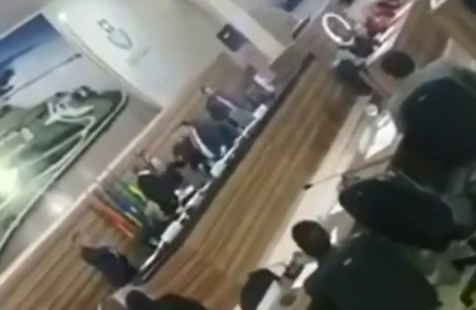 Las imágenes de la pelea, grabadas por un videoaficionado, comenzaron a circular hoy viernes 5 de abril en redes sociales.