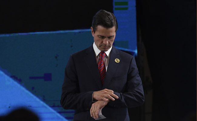 Enrique Peña Nieto afirmó que "corresponderá a la nueva legislatura y al próximo gobierno dar la certeza jurídica necesaria para la actuación de las Fuerzas Armadas. FOTO/AP