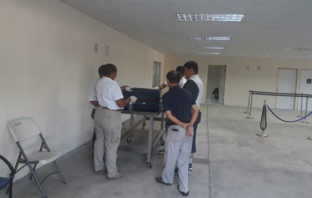 Los funcionarios de aduana llevaron a cabo la revisión correspondiente a los viajeros que dejan el territorio panameño después de la JMJ. Foto/Mayra Madrid