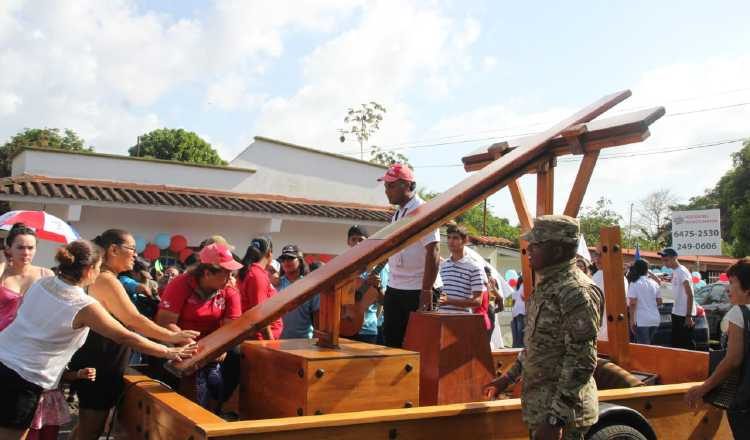 La cruz peregrina ayer en La Chorrera, mientras era trasladada a la iglesia.