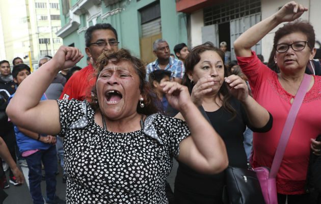 Los partidarios de Keiko Fujimori protestan por su detención frente a una corte en Lima, Perú. AP