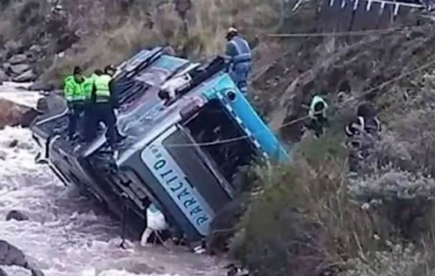 El autobús viajaba desde la ciudad centro andina de Huancayo, capital de la región Junín hacia Lima, según precisó el coronel Jorge Castillo, jefe de la Policía de Carreteras, al noticiero local América Noticias.