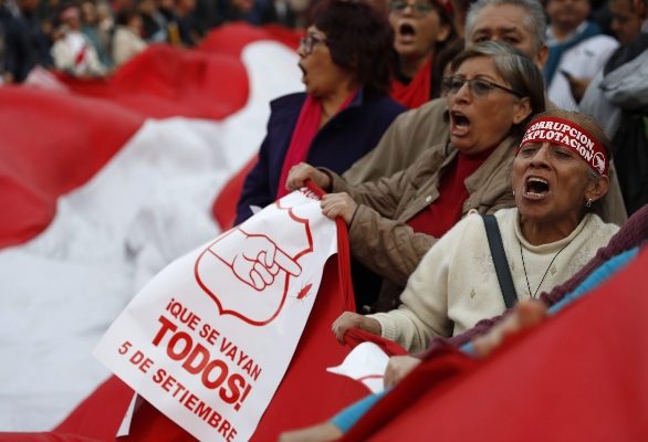 Sindicatos laborales, organizaciones universitarias, grupos feministas y colectivos civiles participan en una marcha este jueves en respaldo a la propuesta del presidente peruano, Martín Vizcarra, del adelanto de las elecciones generales al 2020, en Lima (Perú). FOTO/EFE