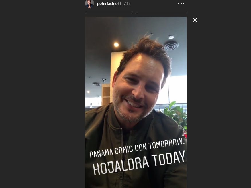"Buenos días Panamá", dice con una sonrisa enseñando un plato con hojaldres.