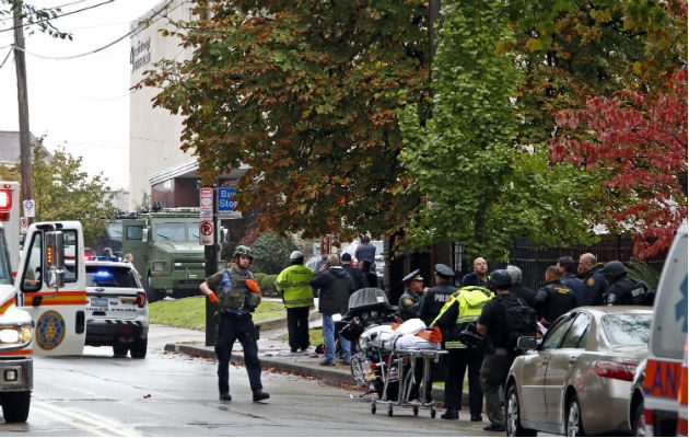 Policía y socorristas en la sinagoga Árbol de Vida en Pittsburgh. Foto: AP.