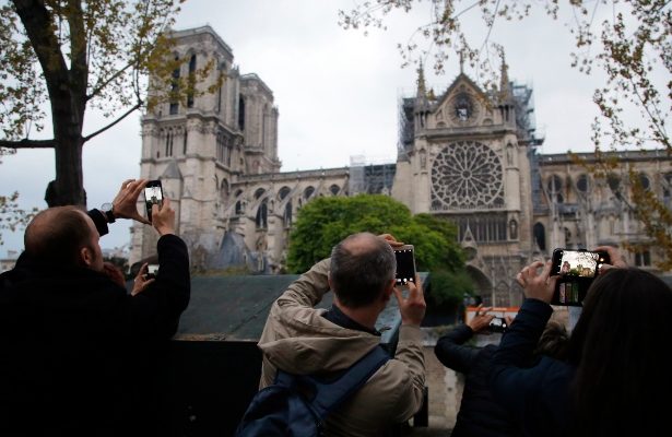 La agencia regional de salud de París, el martes 4 de junio de 2019, recomienda que los niños menores de siete años y las mujeres embarazadas que viven cerca de la Catedral de Notre Dame se hagan un análisis de sangre por la preocupación de que el incendio haya causado contaminación. FOTO/AP