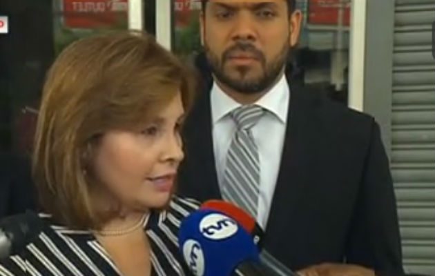 La procuradora Kenia Porcell evita hablar de acusaciones.
