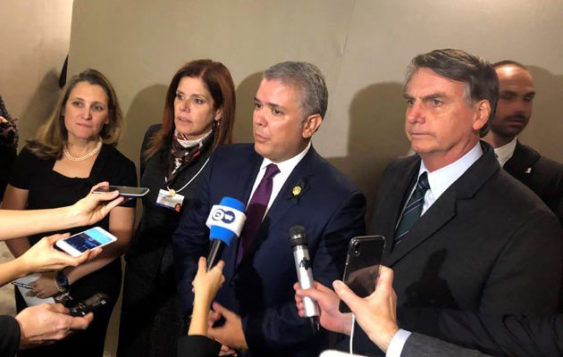 Los presidentes de Brasil, Jair Bolsonaro (d); Colombia, Iván Duque (c); la vicepresidenta de Perú, Mercedes Aráoz (2i), junto a la canciller de Canadá, Chrystia Freeland (i), atienden a la prensa en la que anuncian que reconocen al presidente del Parlamento de Venezuela, Juan Guaidó. FOTO/EFE