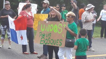 Los residentes de protagonizaron una protesta pacífica en la vía principal de Clayton.
