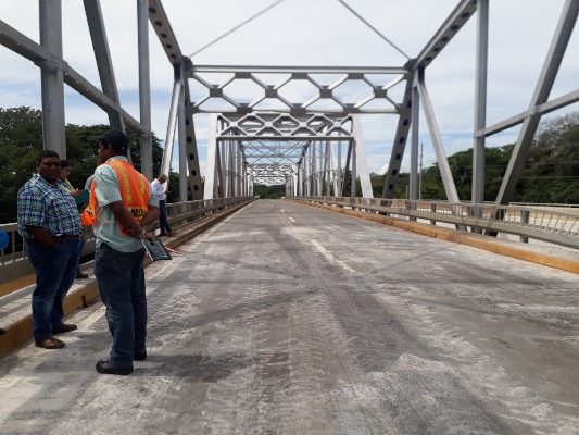 "Al puente hay que hacerle reparaciones importantes, y no se puede abrir al tráfico hasta que se realicen los trabajos necesarios", indicó Jaramillo. Foto/Thays Domínguez
