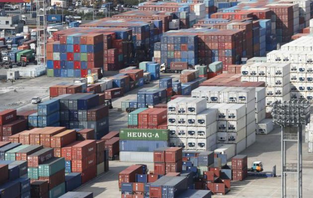 Una vez se declara una huelga en puertos se encienden las alertas a nivel internacional para que la carga no pase por esa terminal. EFE